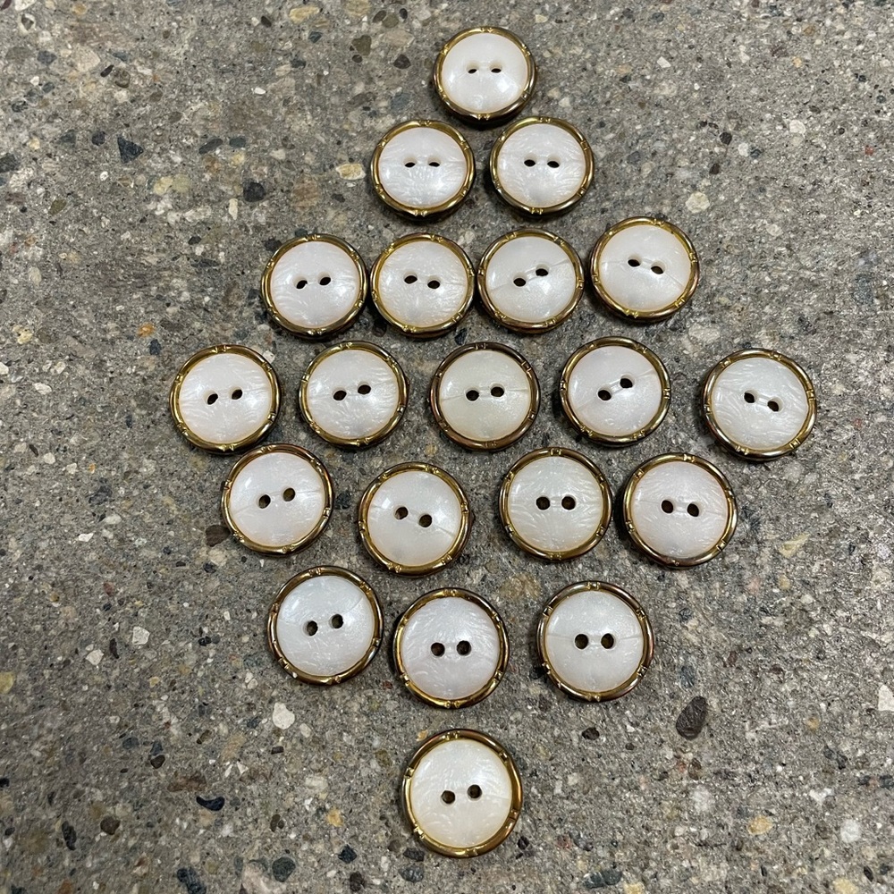 20 piece Vintage Pearl Gold Trim Sewing Buttons Lot - Picture 3 of 10